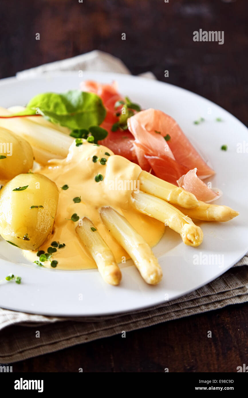 Spargel, Schinken und Schnittlauch serviert mit einer cremigen Mayonnaise und Kartoffeln für ein köstliches Mahl Stockfoto