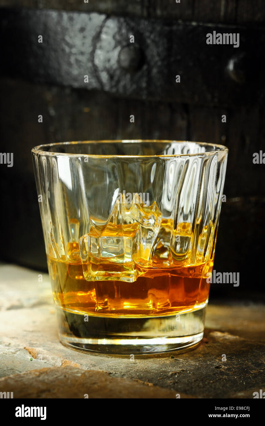 Whisky in einem glas -Fotos und -Bildmaterial in hoher Auflösung – Alamy