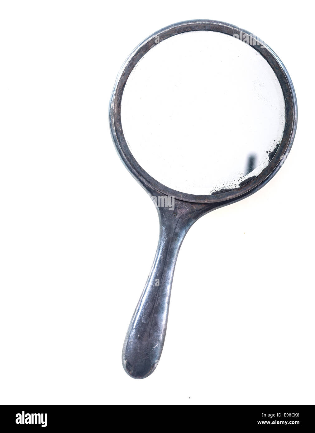 Alten Grunge Vintage Metall hand Spiegel mit einem runden Glas aus Eitelkeit isoliert auf weiss mit Exemplar Stockfoto