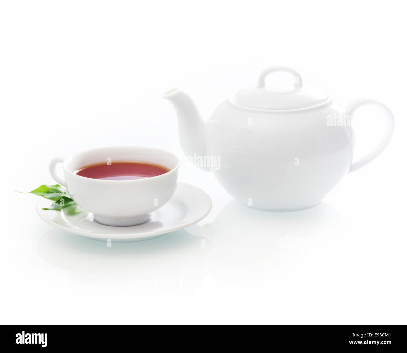 Frisch gegossen Tasse heißen Tee mit einer Teekanne auf einem weißen Hintergrund mit Exemplar in einem eleganten weißen design Stockfoto