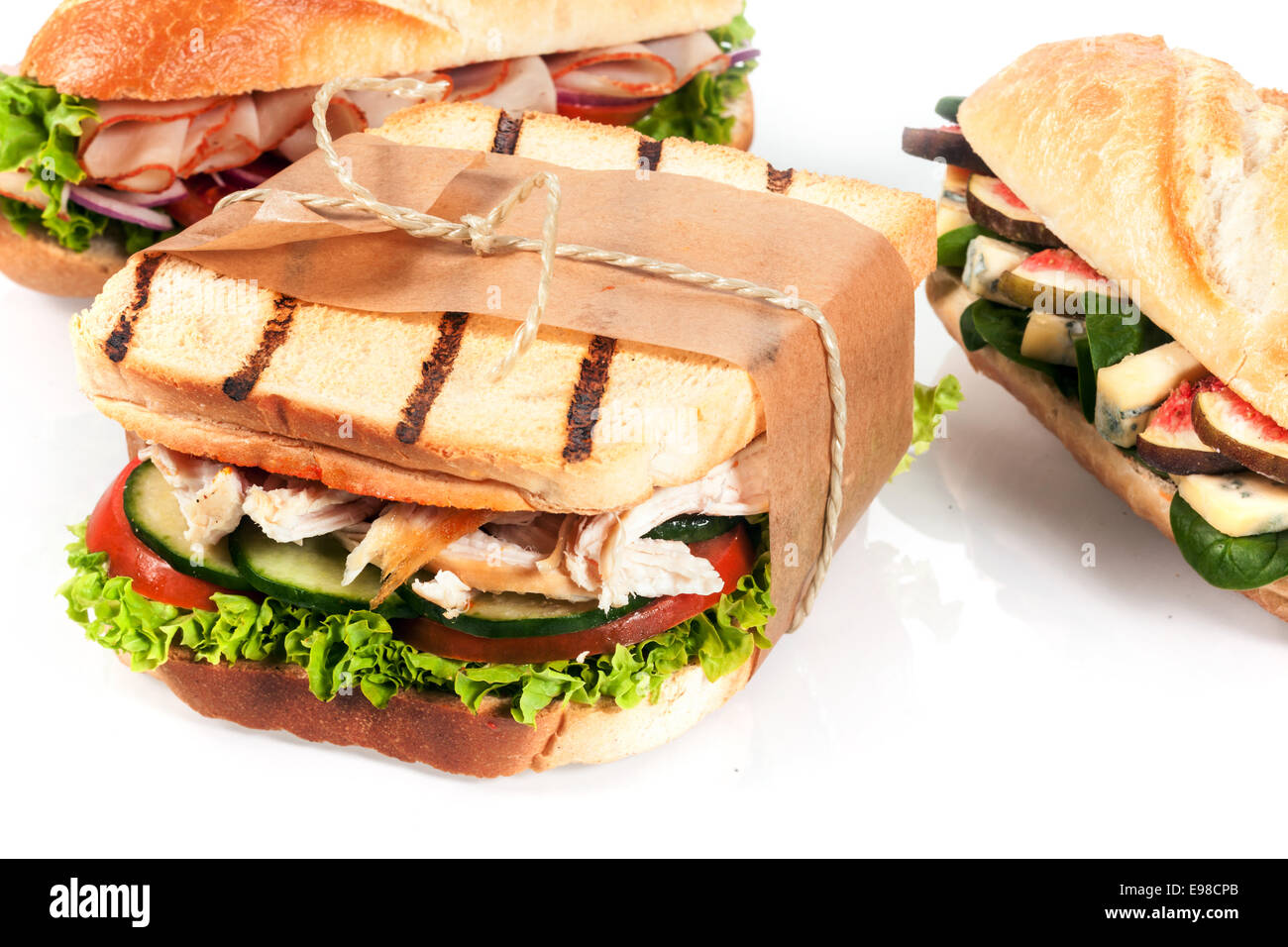 Auswahl an köstlichen frischen Mittagessen Sandwiches serviert auf knusprigem Baguette oder Toast mit Huhn und Salat oder Blauschimmelkäse gegrillt Stockfoto