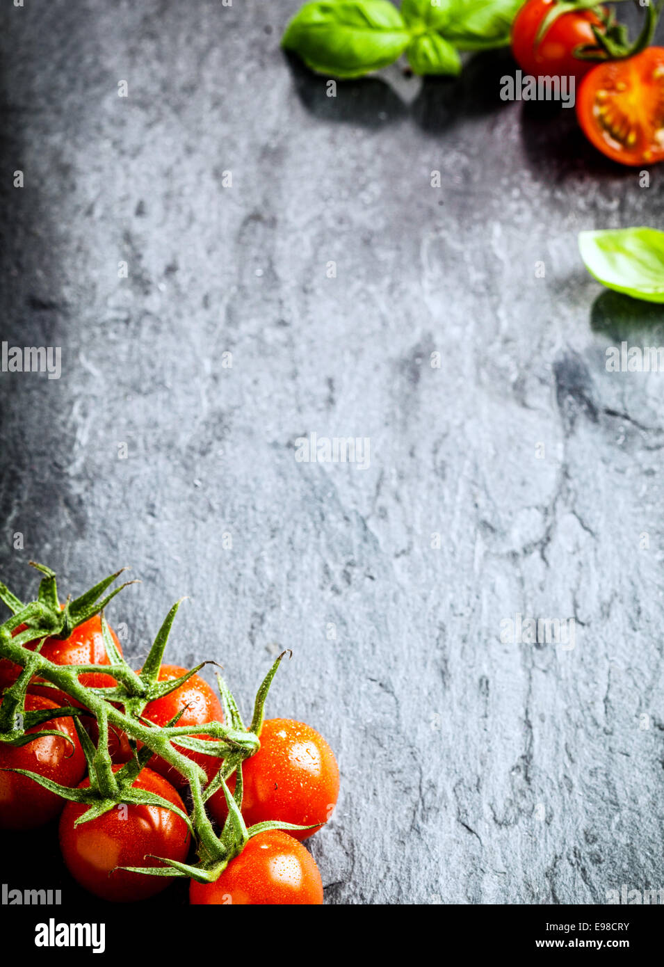 Erhöhte Ansicht des Risp Tomaten auf Schiefer Hintergrund mit Exemplar Stockfoto