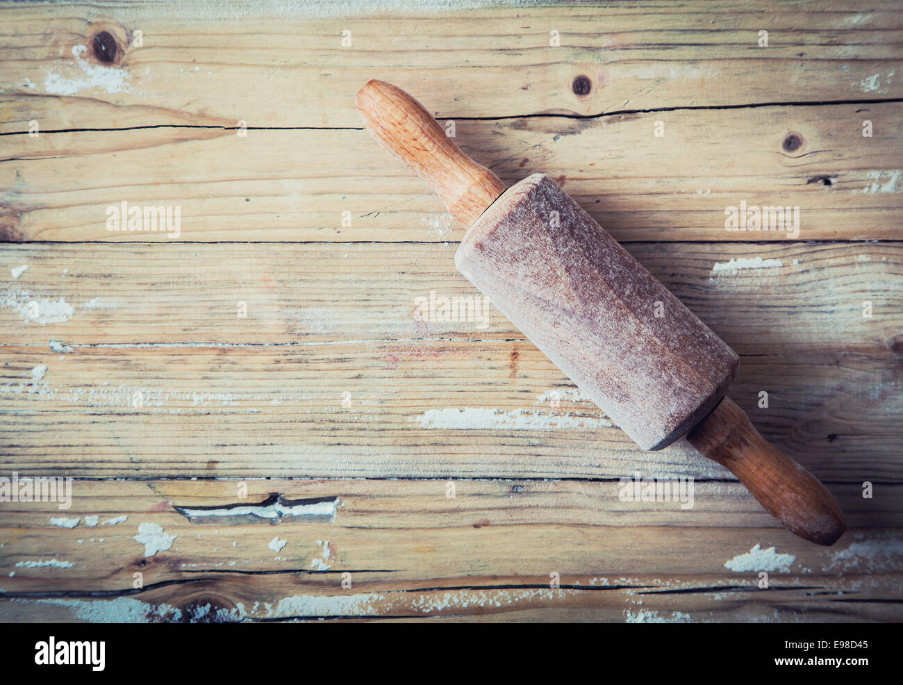 Alte hölzerne Nudelholz auf Grunge Holz Hintergrund mit Resten der verstreuten Mehl übrig vom Backen Draufsicht mit Exemplar Stockfoto