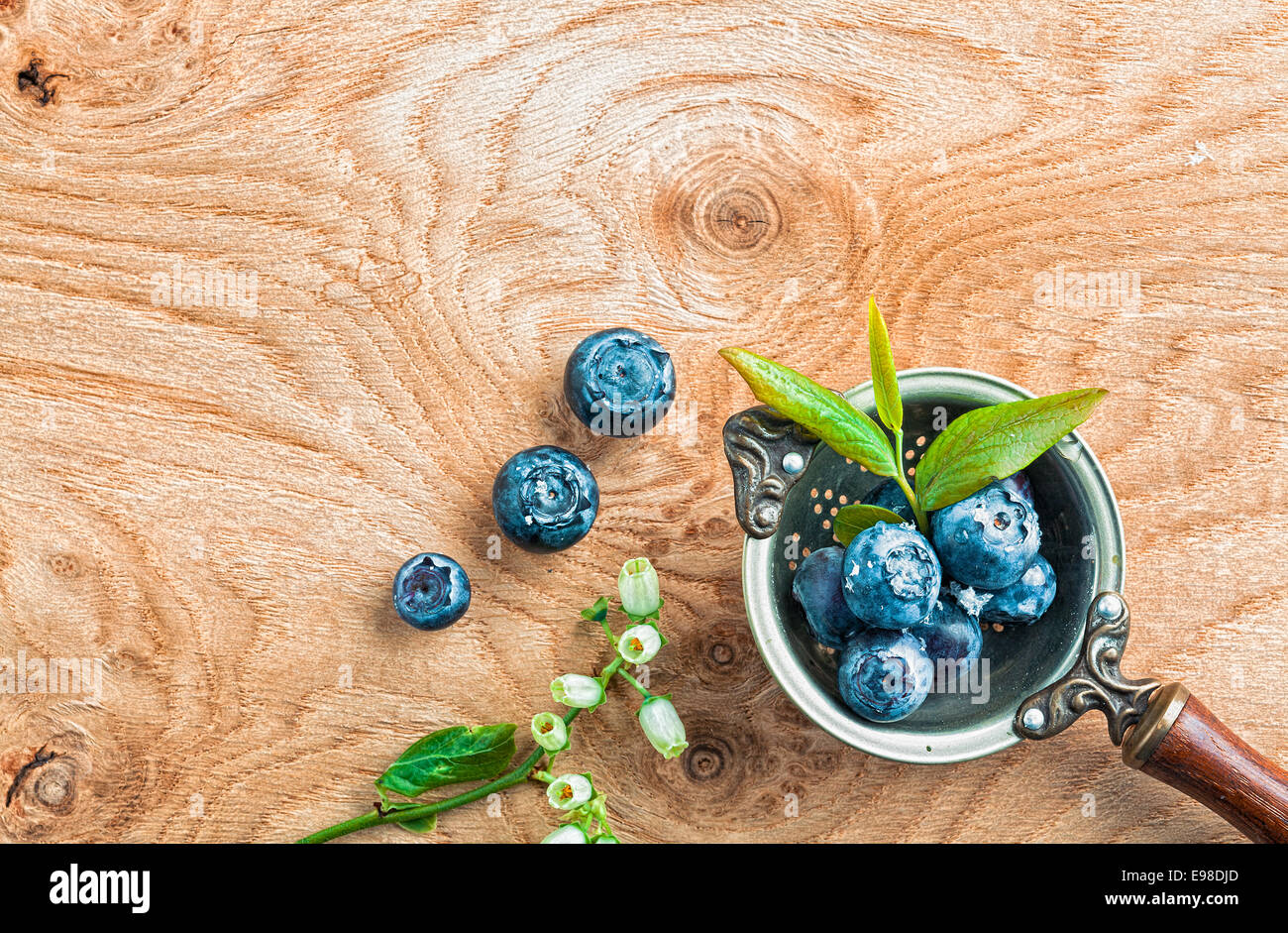 Draufsicht der Blaubeeren oder Heidelbeeren in eine alte antike Metall