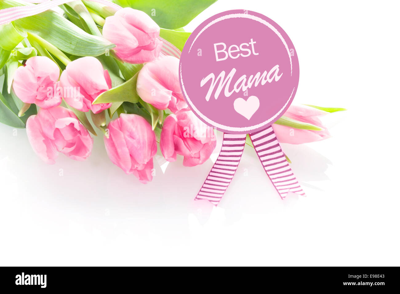 Herzerwärmende Muttertag ein Kind auf eine Runde violette Rosette mit einem Geschenk von einem Bouquet von frischen rosa Tulpen - beste Mama - Grußwort Stockfoto