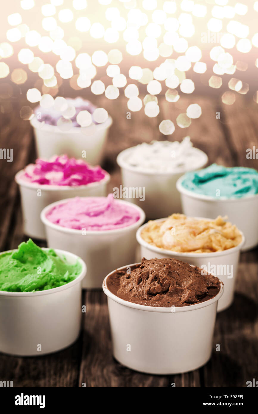 Buntes italienisches Eis in verschiedenen Farben und Geschmacksrichtungen in Einzelbehältnissen für einen festlichen Anlass mit einem funkelnden Bokeh Party Lichter Stockfoto
