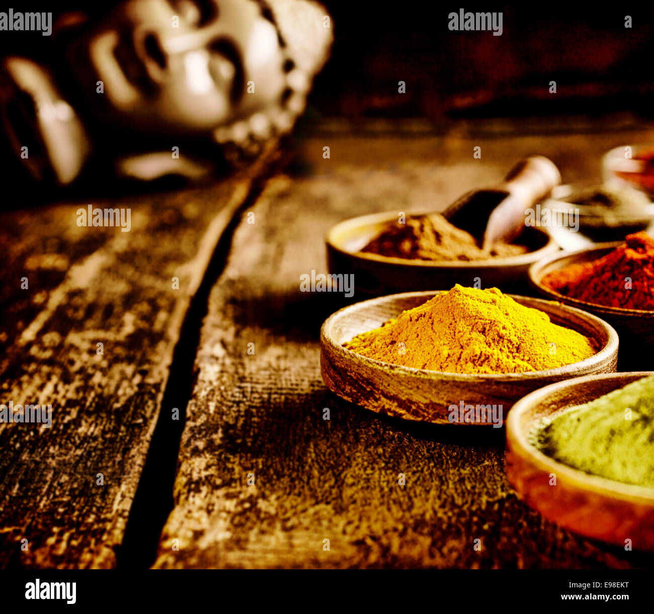 Niedrigen Winkel Blick auf ein rustikales Gericht aus asiatischen Curry-Pulver auf einer Holzfläche Grunge mit Exemplar Stockfoto