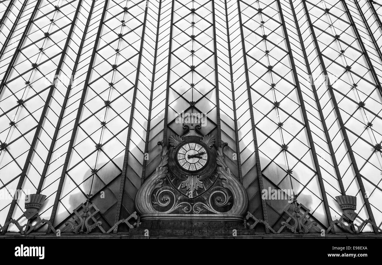 Die alte Uhr im Bahnhof Atocha in Madrid Stockfoto