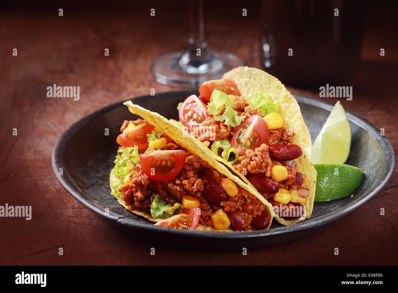 Tex-Mex-Küche mit einer Portion zwei Mais Tacos mit Hackfleisch, Salat ...