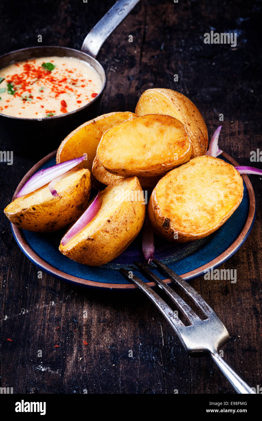 Frische Bratkartoffeln, garniert mit Rahmsuppe Stockfoto