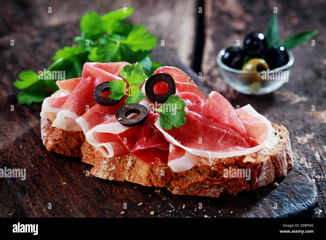 Leckere Schinken oder deutschen Schinken Sandwich mit dünnen Scheiben ...
