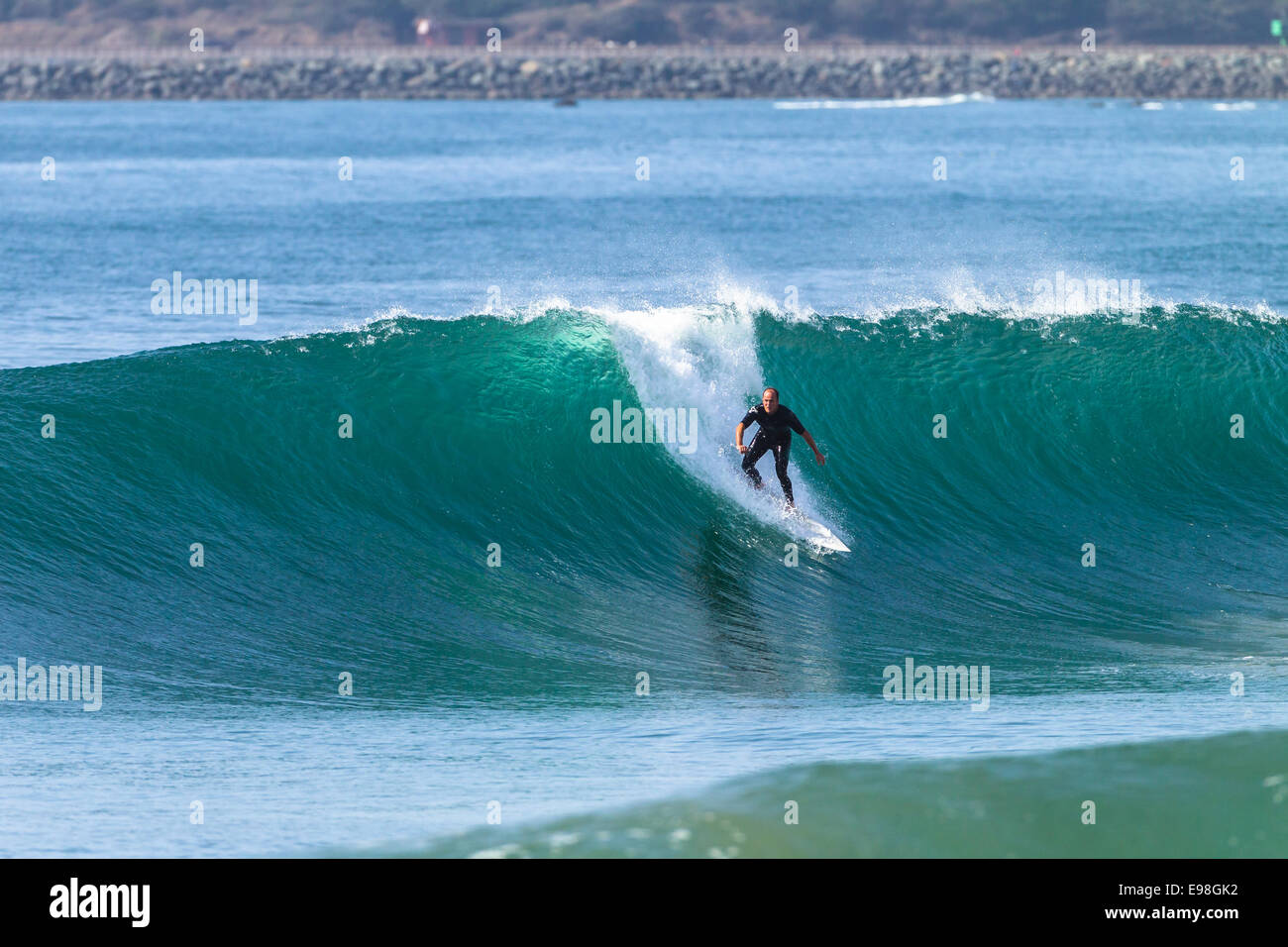 Surfer Surfen reitet Ozean Welle enger Foto Aktion. Stockfoto