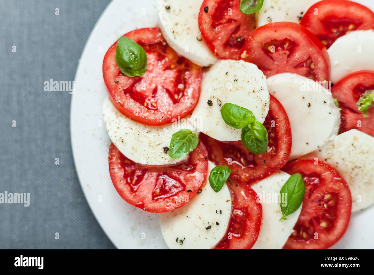 Bunte rote und weiße italienische Caprese-Salat mit abwechselnden Scheiben Reife rote Tomaten und Mozzarella-Käse von oben gesehen Stockfoto