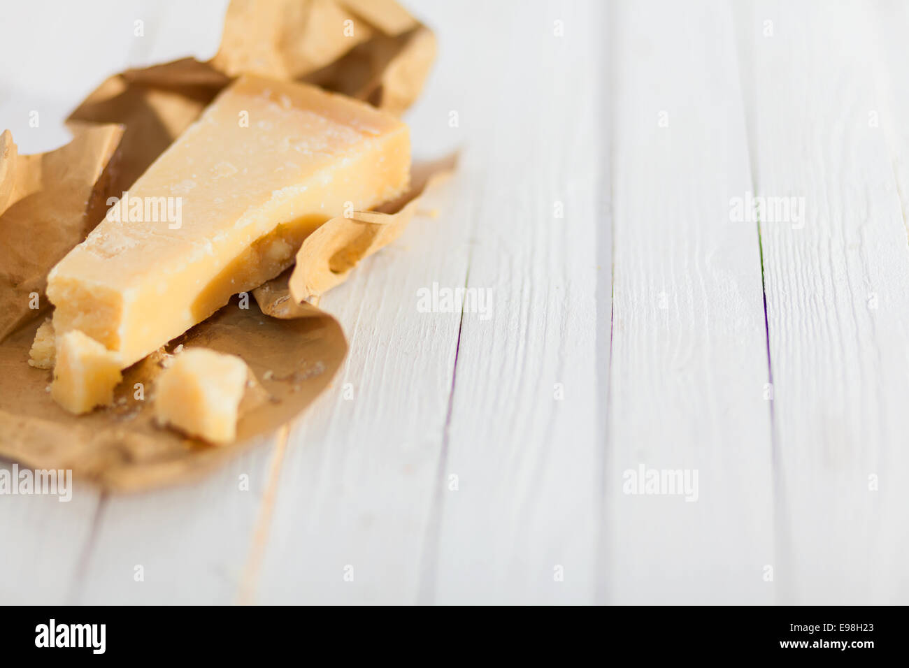 Teil des italienischen Parmesankäse oder Parmigiano-Reggiano, eine Spezialität von bestimmten kontrollierten italienische Provinzen, die in der traditionellen italienischen Küche verwendet Stockfoto