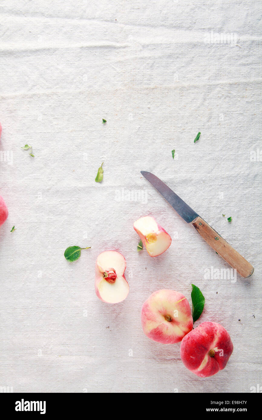 Verzehrfertige geschnittenen frischen Apfel auf weiße Tischdecke Stockfoto