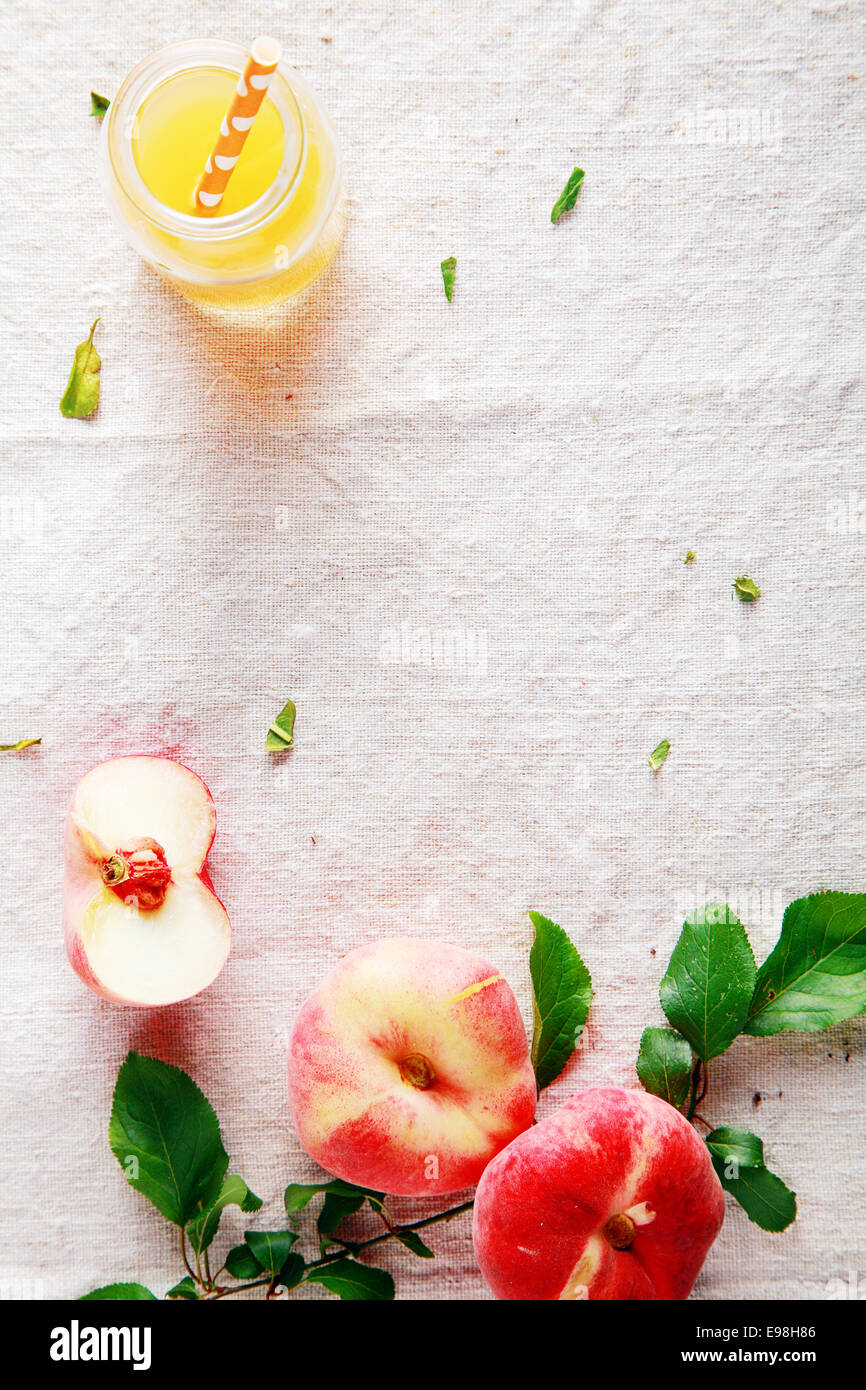 Frischen roten Äpfeln und Saft für Wellness Angebote auf aus weißem Tuch. Stockfoto