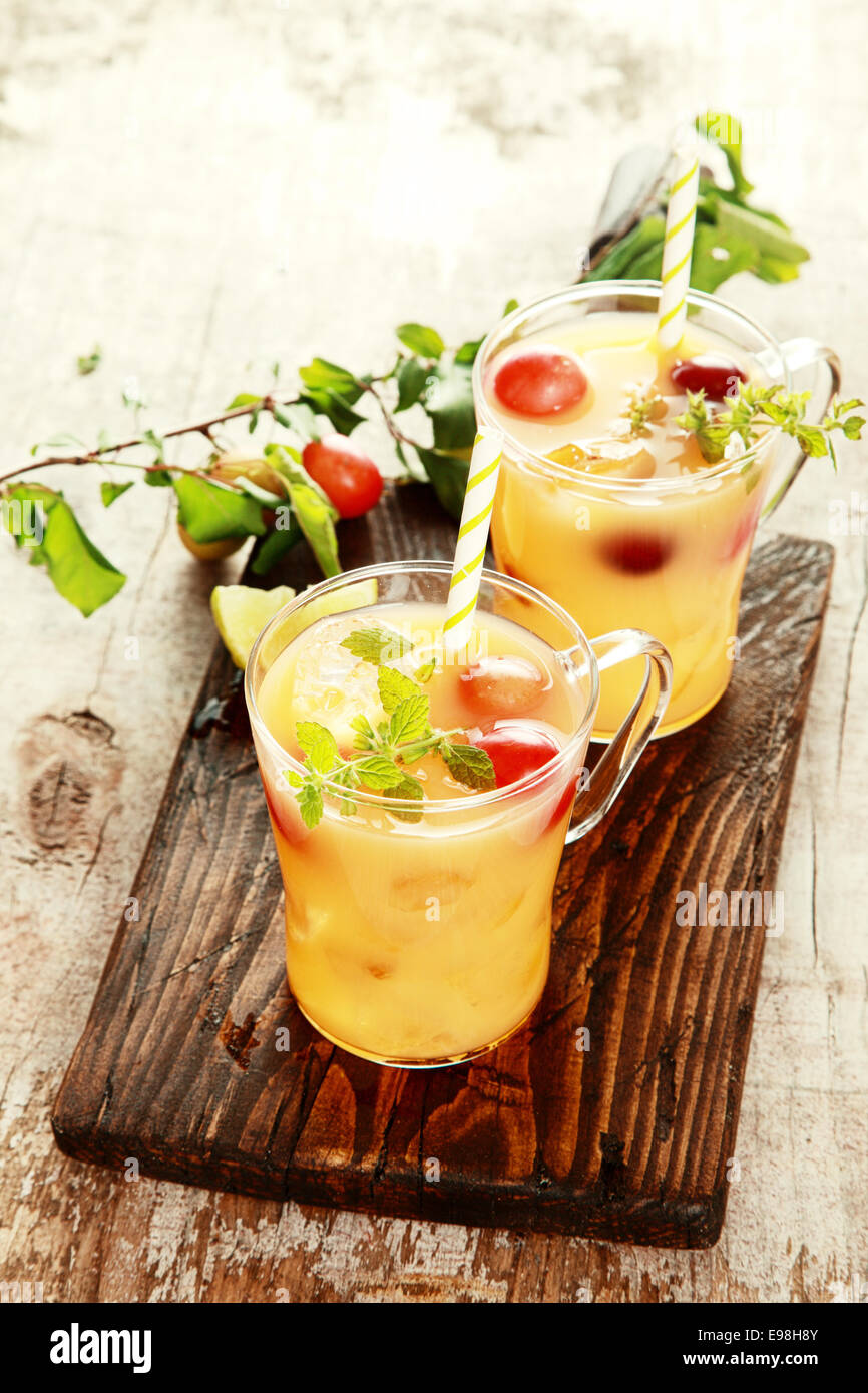 Zwei gesunde köstliche Fruchtsäfte auf Holztisch. Gut für die Entgiftung. Stockfoto