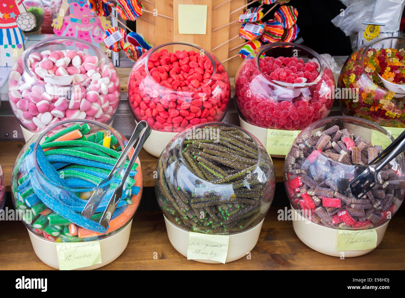 Auswahl an bunten Süßigkeiten und Bonbons in Glasschalen Stockfoto