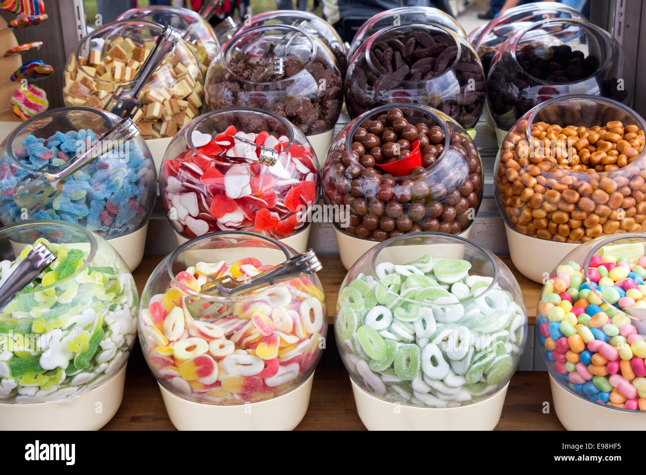 Auswahl an bunten Süßigkeiten und Bonbons in Glasschalen Stockfoto