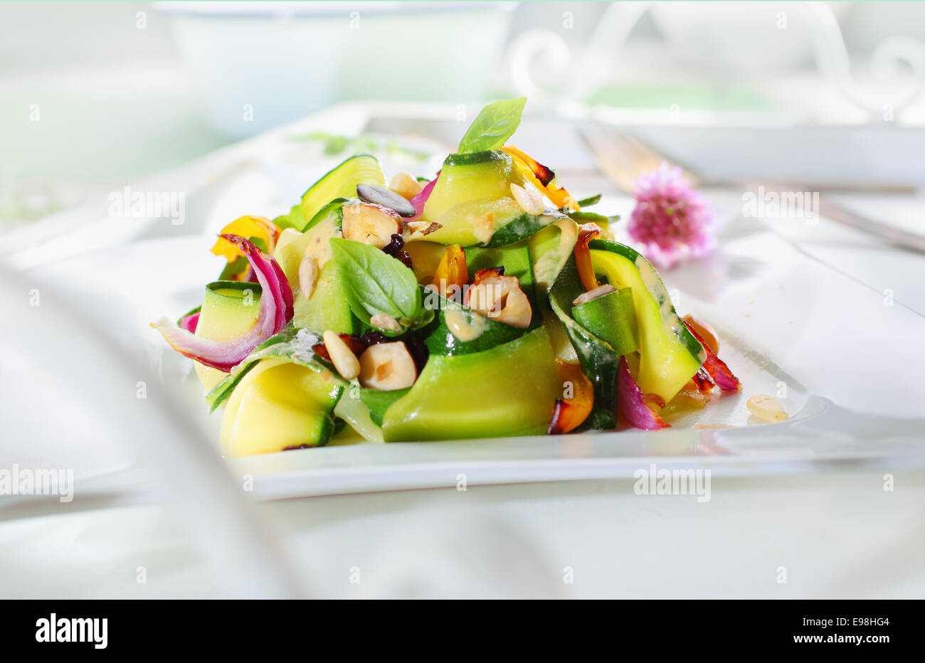 Gourmet-appetitlich frischer grüner Salat mit vielen Elementen, auf weißen Tisch Stockfoto