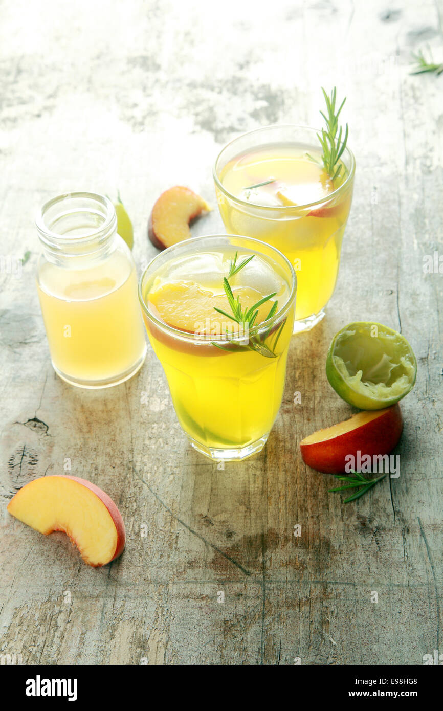 Leckere gelbe Fruchtsäfte auf Holztisch bereit zu trinken. Gesundes Getränk für Entgiftung Stockfoto