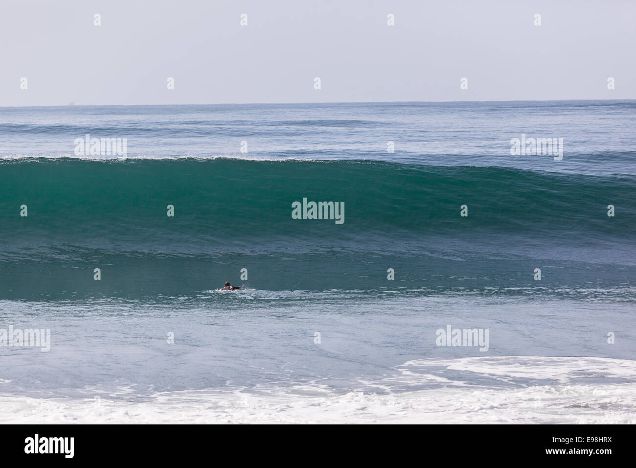 Surfer, die Wellen des Ozeans in der Natur im freien Küste Strand Reiten. Stockfoto