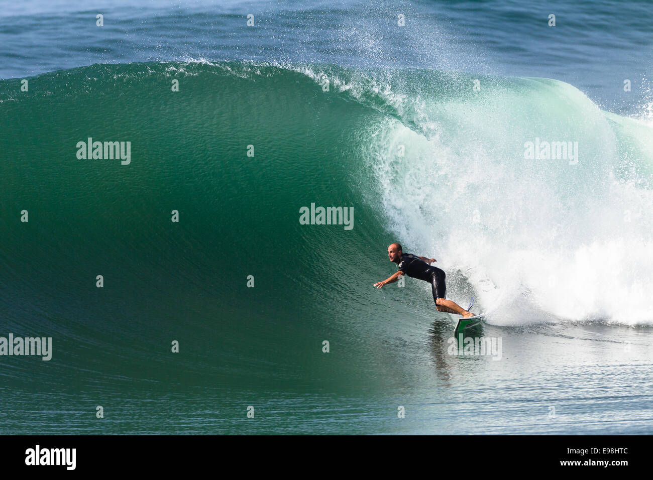 Surfer Surfen Rohr reitet hohlen Ozean Wave Action Foto-Sequenz. Stockfoto