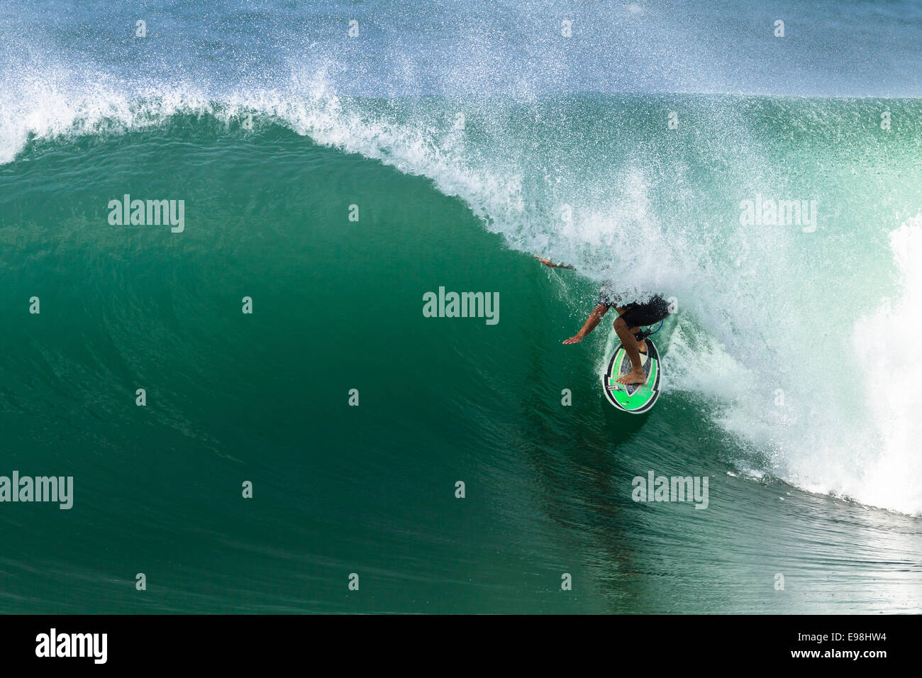 Surfer Surfen Rohr reitet hohlen Ozean Wave Action Foto-Sequenz. Stockfoto