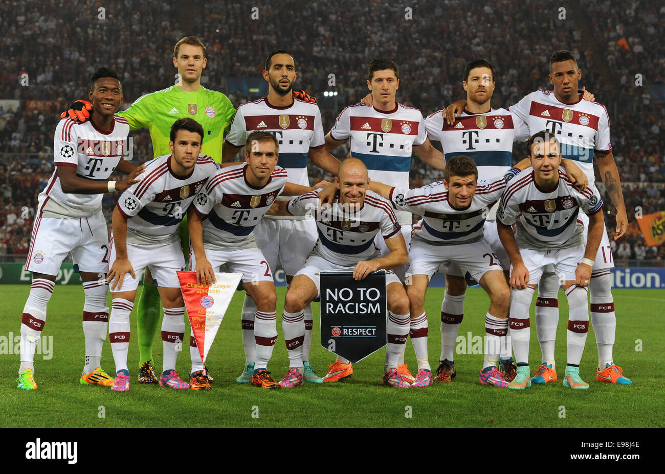 Rom, Italien. 21. Oktober 2014. München ist die Startaufstellung mit David Alaba (2. Reihe von L), Torhüter Manuel Neuer, Medhi Benatia, Robert Lewandowski, Xabi Alonso, Jerome Boateng, Juan Bernat (1. Reihe, v.l), Philipp Lahm, Arjen Robben, Thomas Mueller und Mario Goetze vor der UEFA Champions League-Gruppe E-Fußball-match zwischen AS Rom und FC Bayern München im Olympiastadion in Rom, Italien, 21. Oktober 2014. Foto: Andreas Gebert/Dpa/Alamy Live-Nachrichten Stockfoto