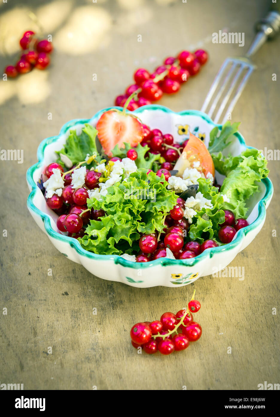 Appetitlich frischer Sommer-Salat in Schüssel auf hölzernen Hintergrund. Gut für Vegetarier. Stockfoto