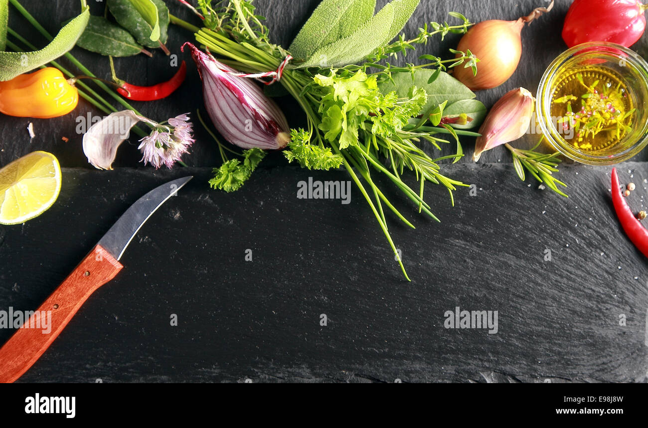 Bereit, Lebensmittelzutaten neben Schneidebrett schwarz in Scheiben schneiden. Stockfoto