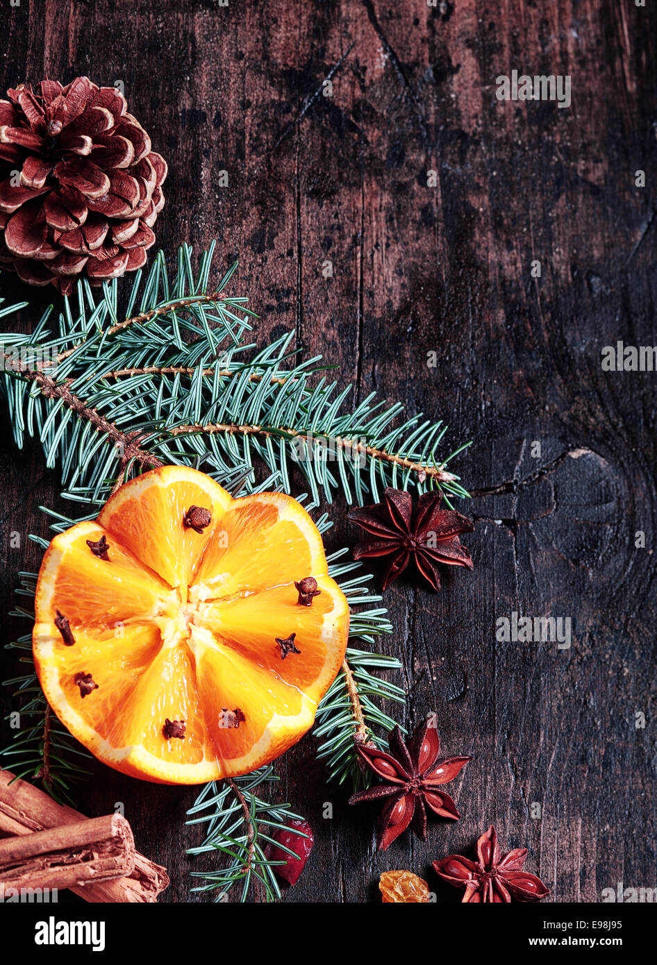 Weihnachten-Orange mit Fichte und Kiefer Mais Dekor auf Vintage Holztisch Stockfoto