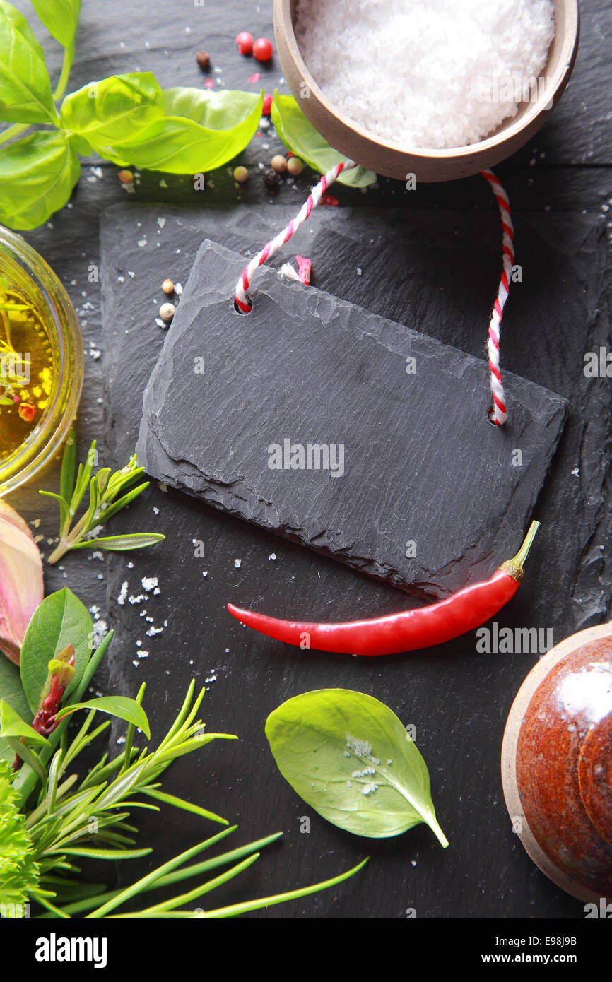 Kleine schwarze Tag bereit für Grüße, Food Ingredients auf Seite, isoliert auf Schwarz Plattform Stockfoto