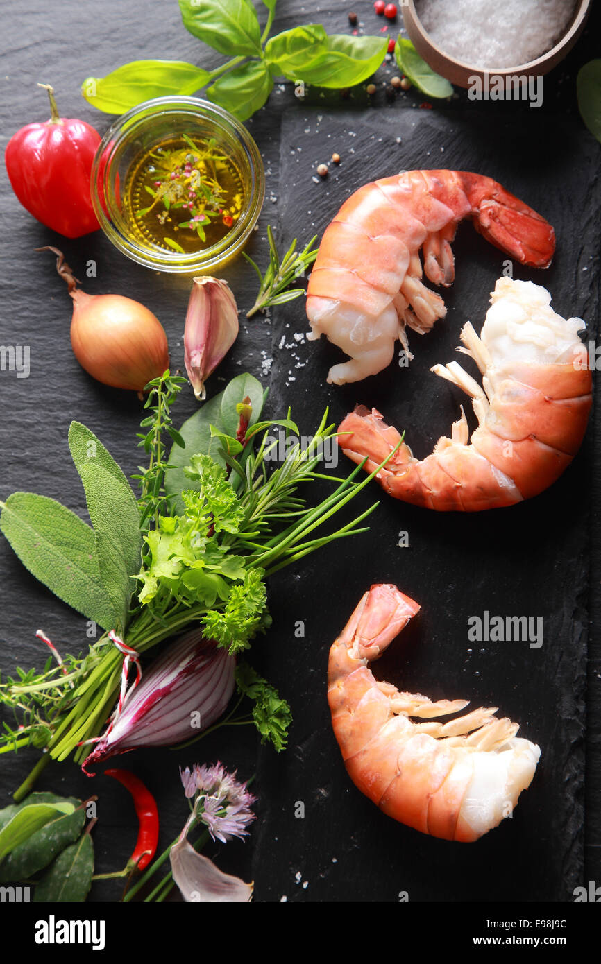 Leckere Garnelen Fleisch mit Zutaten, bereit zum Kochen, isoliert auf schwarz Tabellenhintergrund Stockfoto