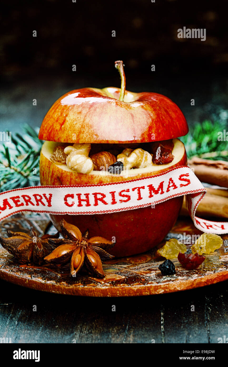 Makro rot Urlaub Apfel mit Weihnachten Ribbon auf Vintage Holztisch. Stockfoto