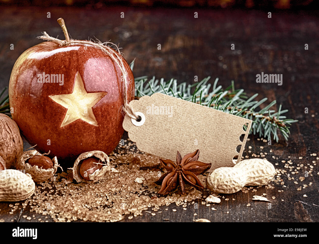 Leer-Tag auf Weihnachten Apple bereit für Grüße auf Holztisch Stockfoto