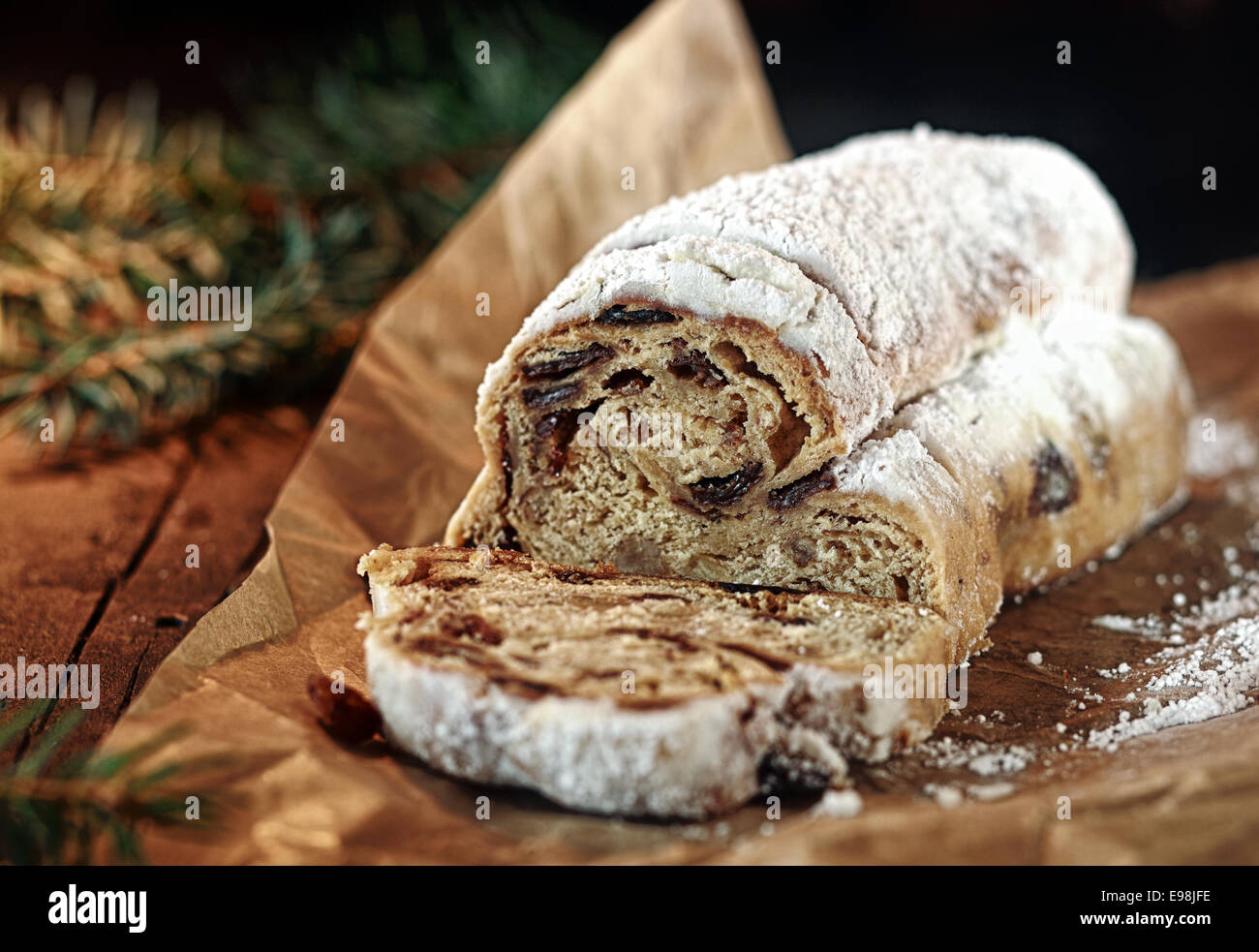 Würzige Süße Weihnachten Brot mit Rosinen und kandierten Früchten garniert mit Puderzucker für einen traditionellen Snack über die Festtage Stockfoto