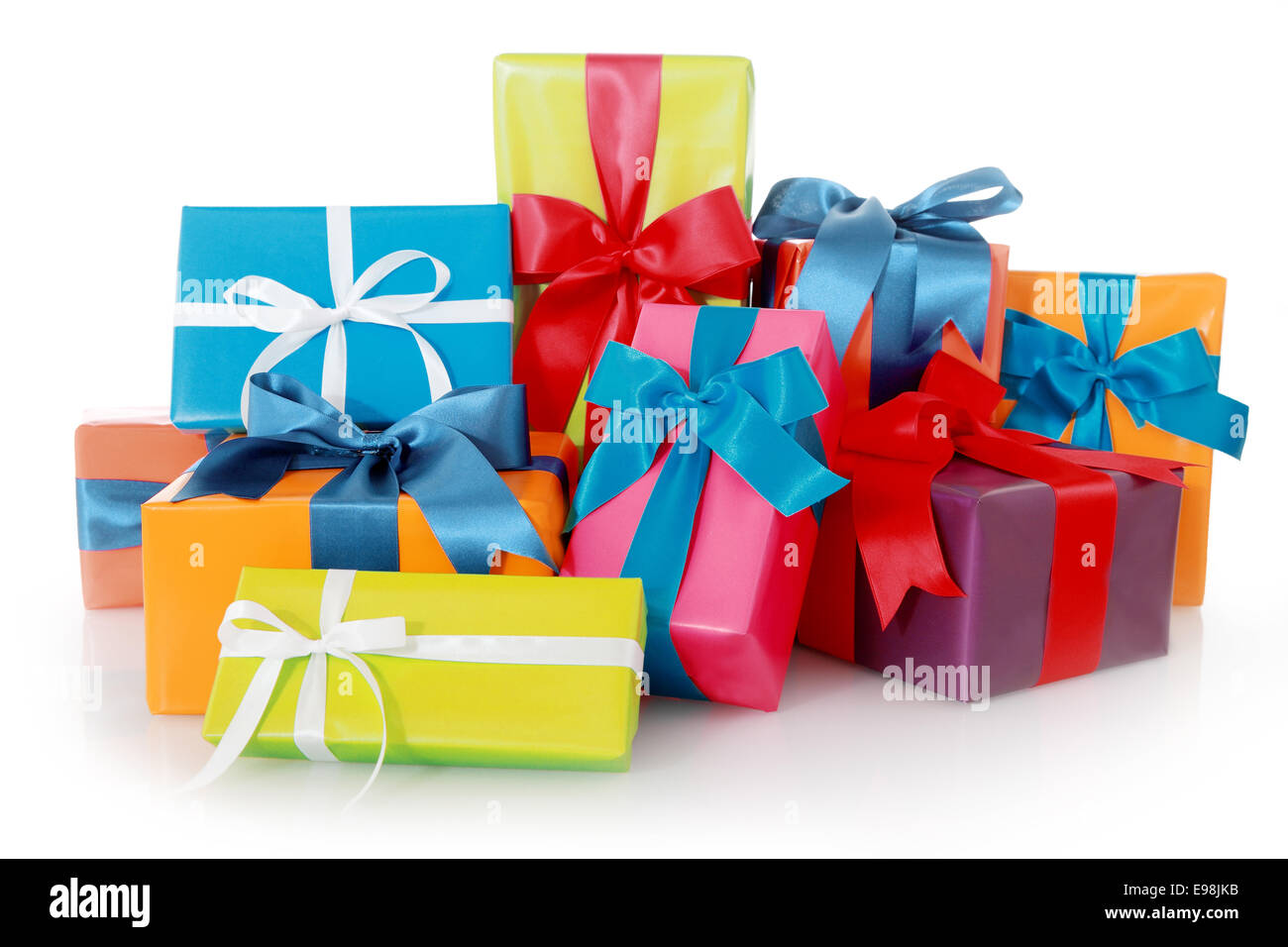 Viele verschiedene farbige Geschenke zum Geburtstag oder Weihnachten, Isolated on White Background Stockfoto