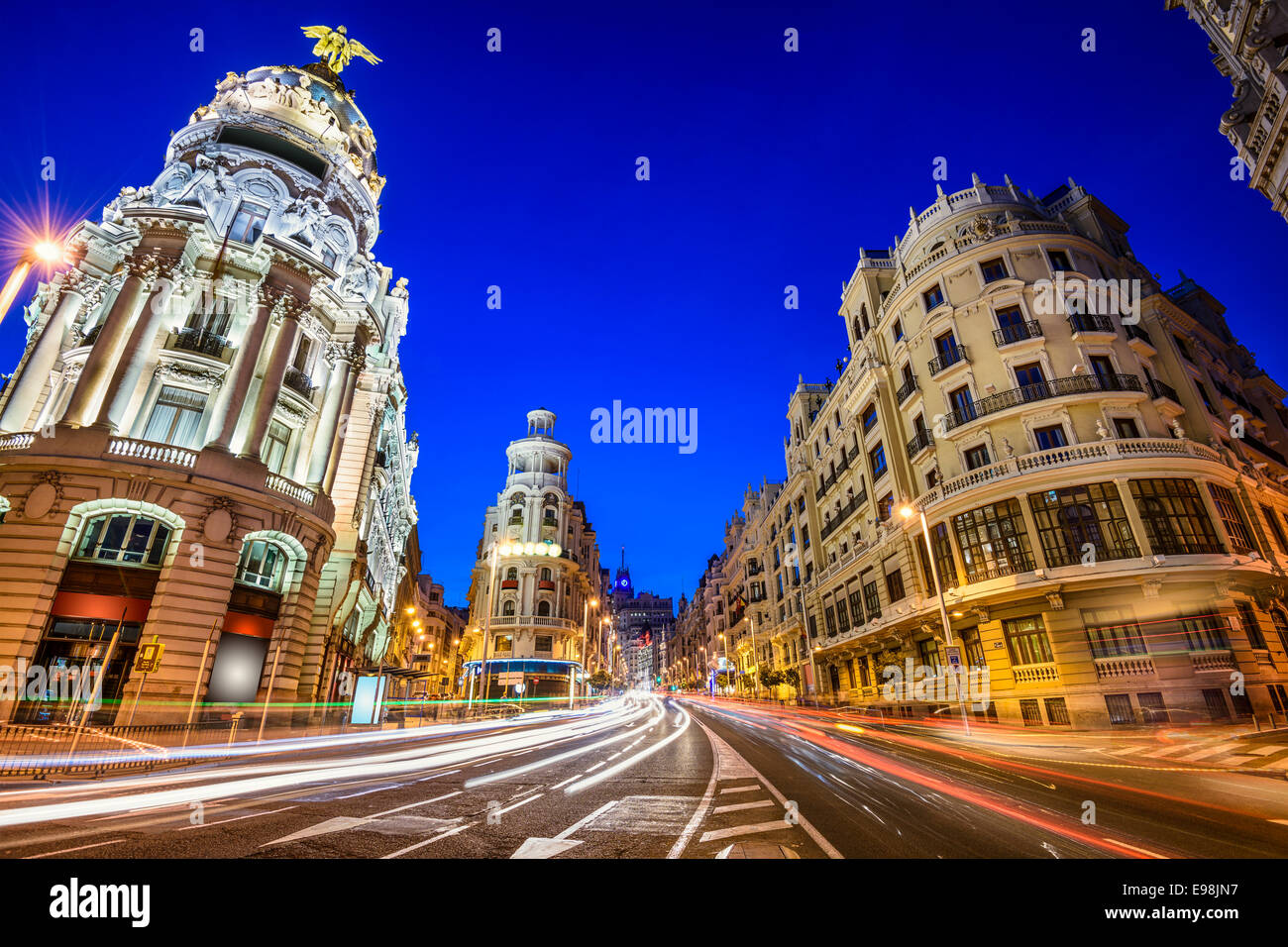 Madrid, Spanien Stadtbild an der Gran Via in der Dämmerung. Stockfoto