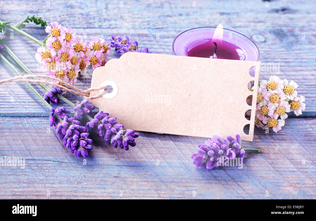 Wellness, Entspannung und Wellness Hintergrund mit einem leeren Geschenkanhänger oder Label mit Exemplar unter frischem Lavendel und Blumen mit einem Stockfoto