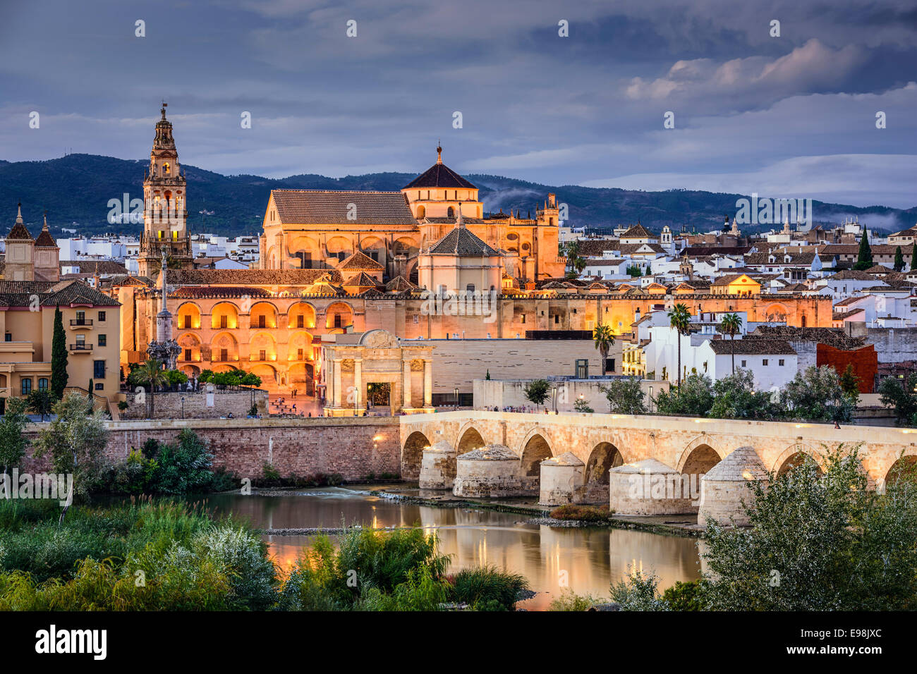 Cordoba, Spanien an der Römerbrücke und die Skyline der Stadt am Fluss Guadalquivir. Stockfoto