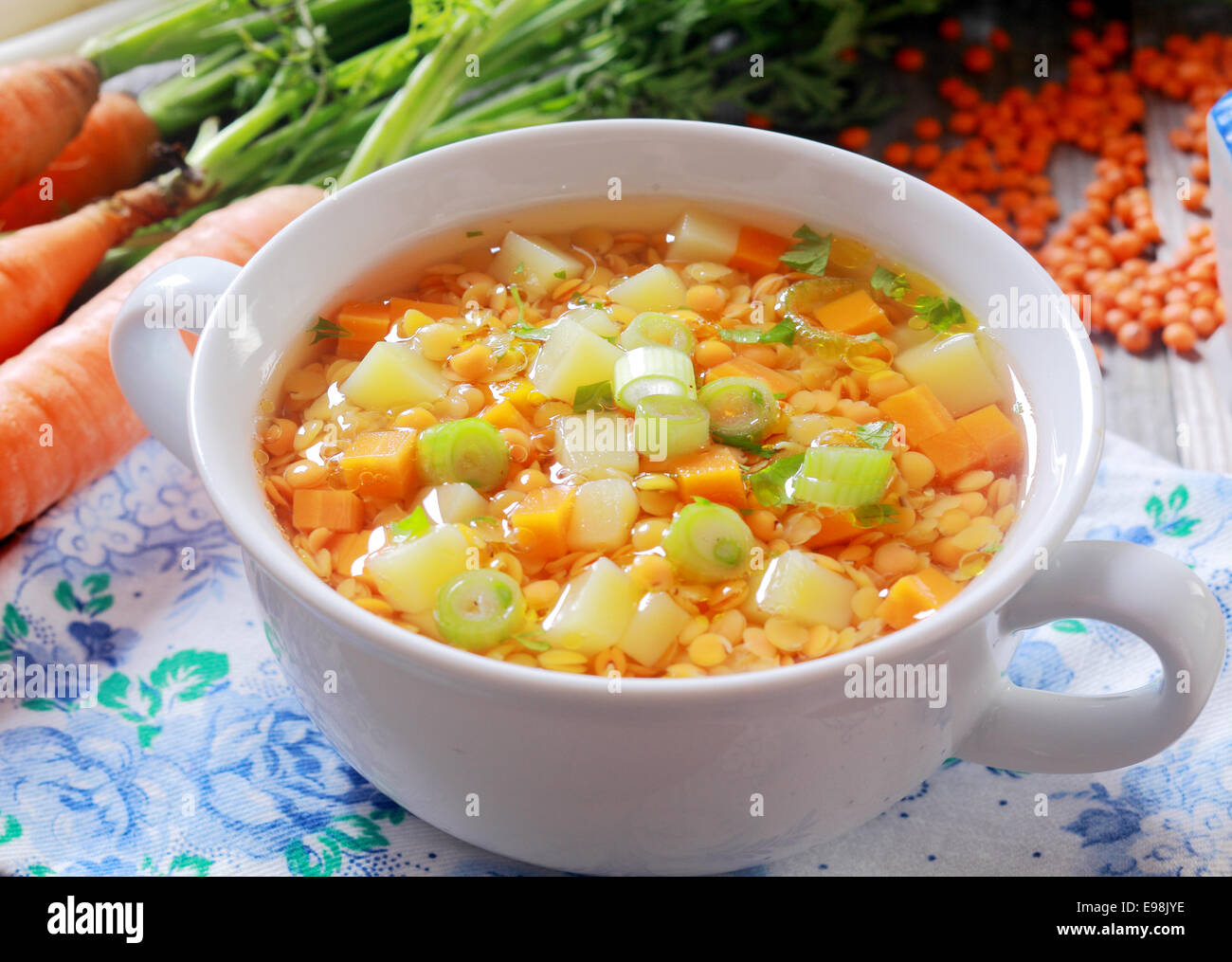 Gemüsesuppe mit Möhren, Lauch und Linsen für eine nahrhafte Vorspeise, die reich an Eiweiß, Nahaufnahme hohen Winkel mit Zutaten Stockfoto