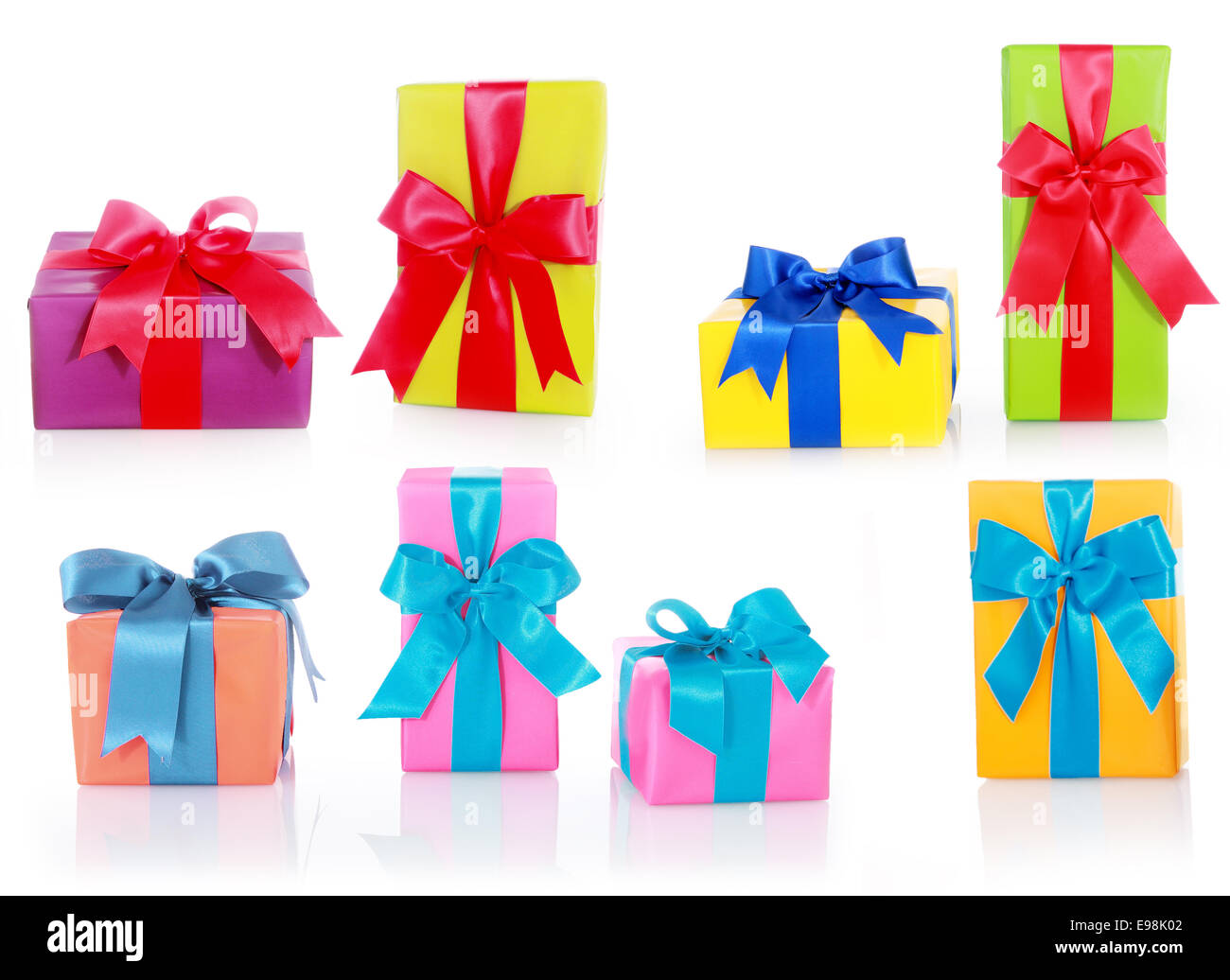 Verschiedene Größen und Farben-Geschenk-Boxen mit großen Bändern, Isolated on White Background. Stockfoto