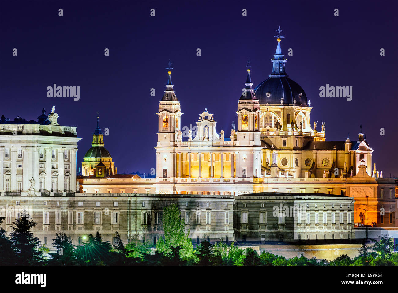 Madrid, Spanien-Skyline bei Santa Maria la Real De La Almudena-Kathedrale und dem Königspalast. Stockfoto