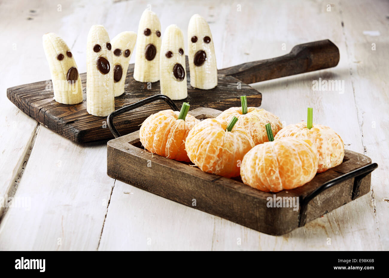 Gesunde Frucht Halloween Treats in die Banane Geister und Clementine Orange Kürbisse Stockfoto