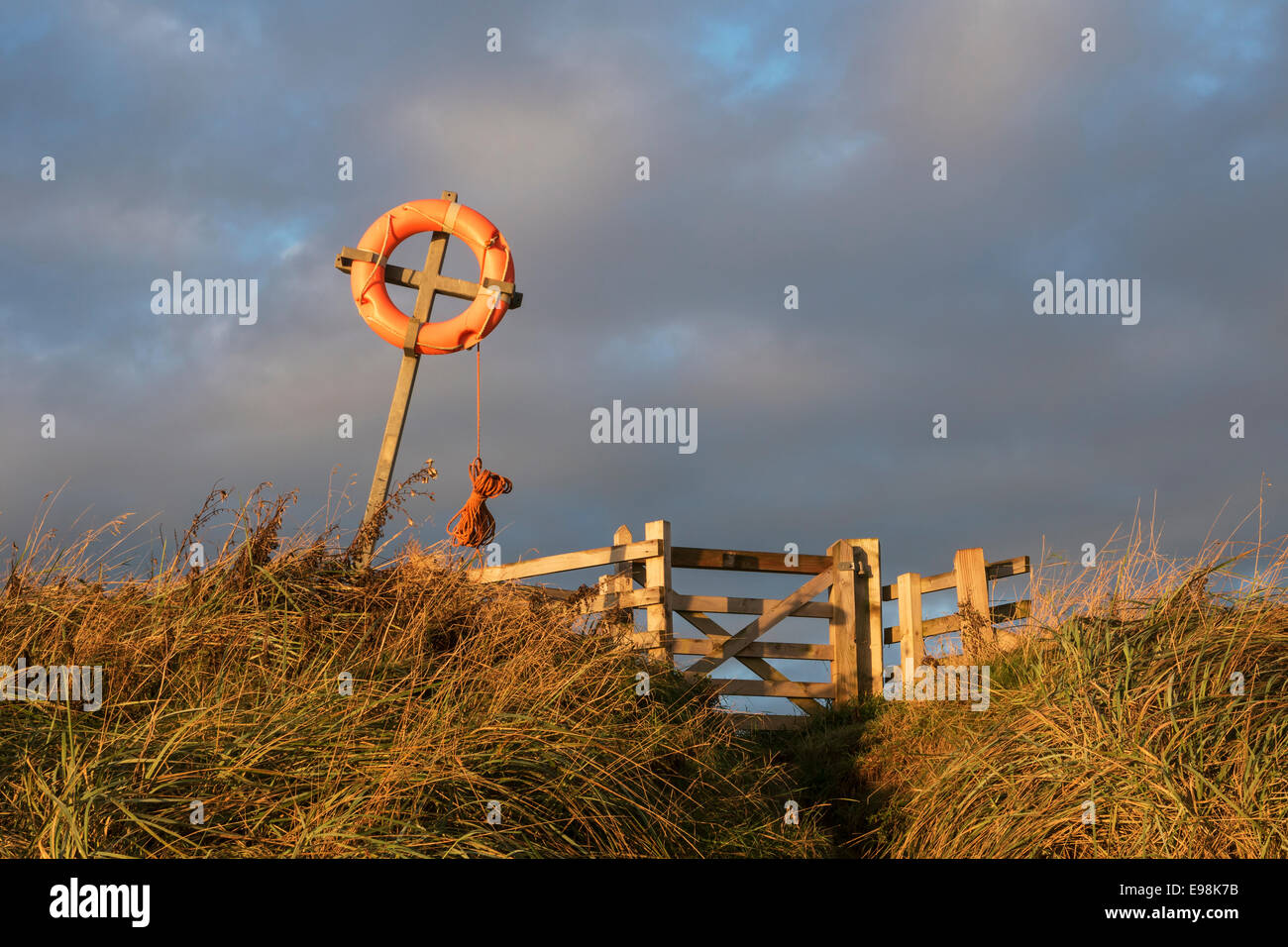 Beadnell Bay, Northumberland, Zugang zum Strand mit Rettungsring Morgen. Stockfoto