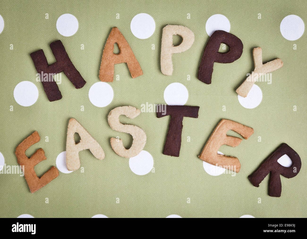 Glücklich Ostern Karte auf grau grün Stoff. Frohe Ostern Worte auf eine Terrine Stoff Hintergrund, festliche Karte für Ostern. Stockfoto