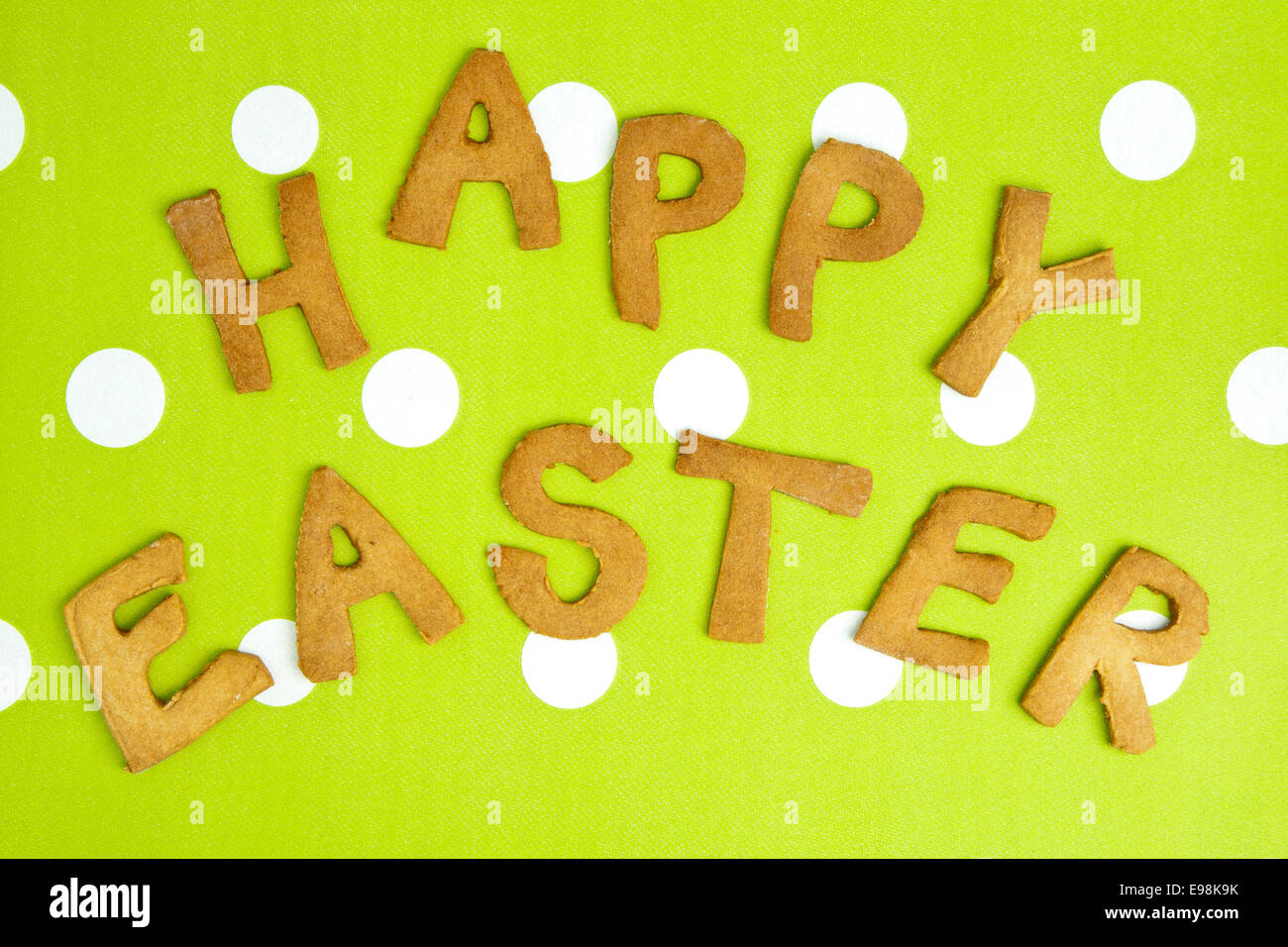 Glückliches Ostern Karte auf grünen Stoff. Frohe Ostern Worte auf eine Terrine Stoff Hintergrund, festliche Karte für Ostern. Stockfoto