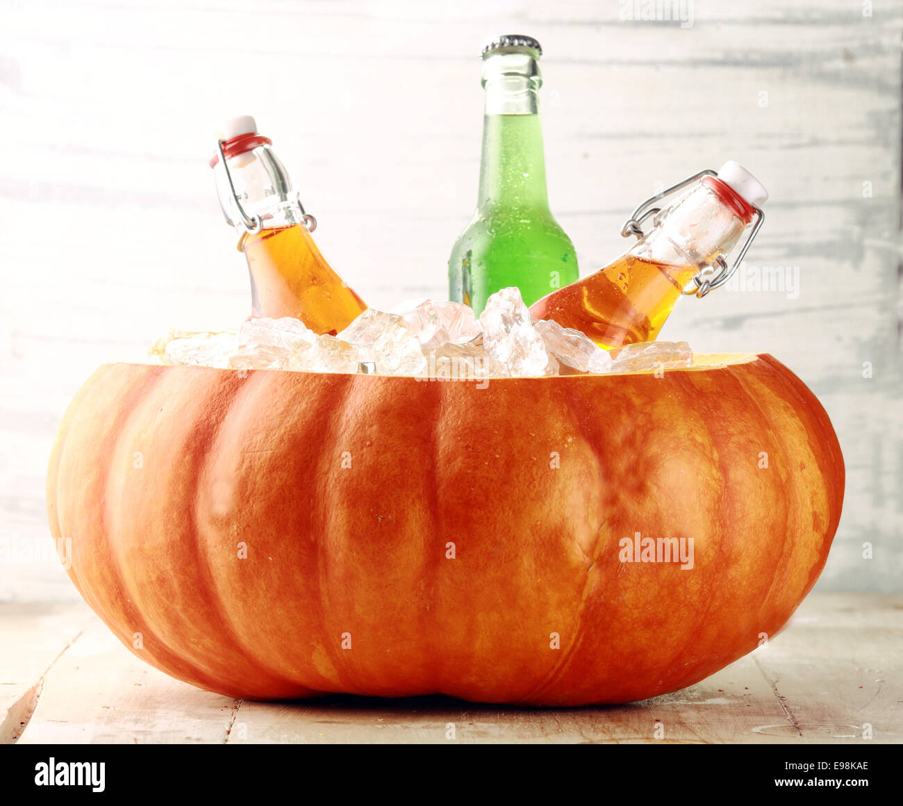 Alkoholische Getränke in Flaschen, chillen in Kürbis Eiskübel Stockfoto