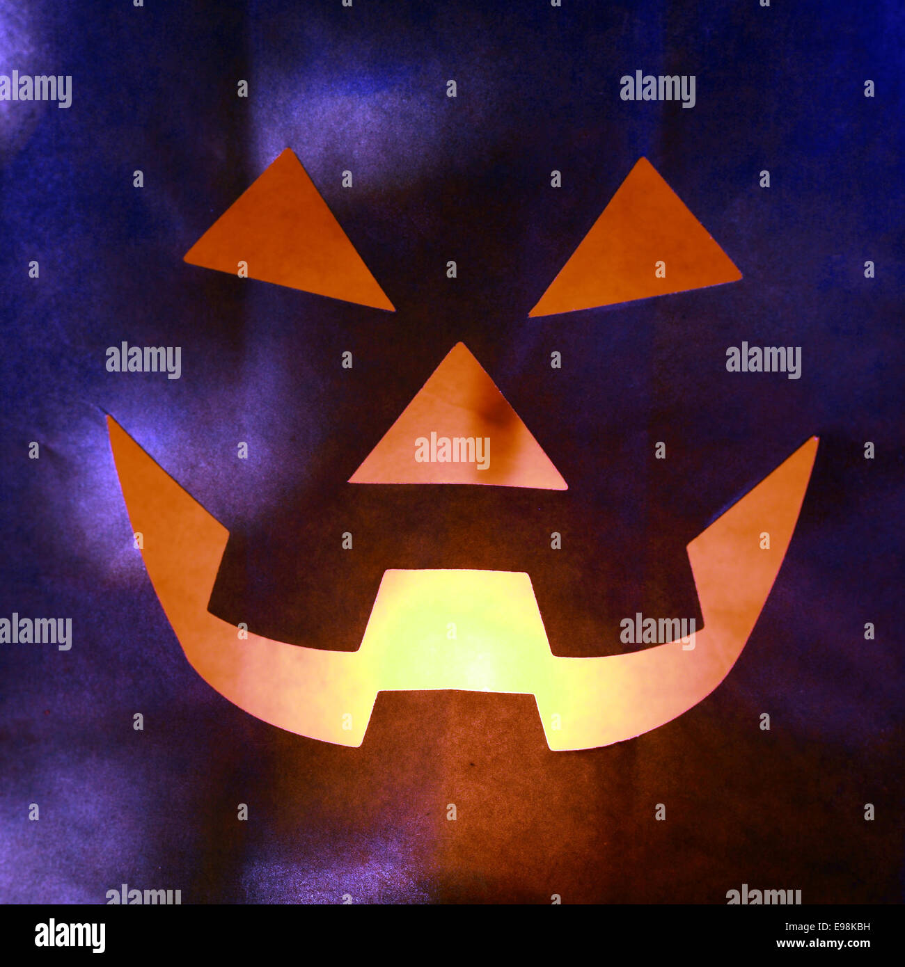 Leuchtenden Halloween Papier Tasche Jack o Lantern, quadratisches Bild Stockfoto